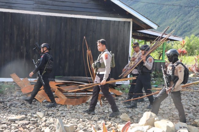 Pasca Bentrok di Puncak Jaya, Personel Gabungan Gelar Patroli dan Sita Ratusan Alat Perang