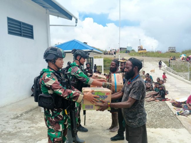 Sukacita Masyarakat Sinak Puncak Terima Sembako dari TNI