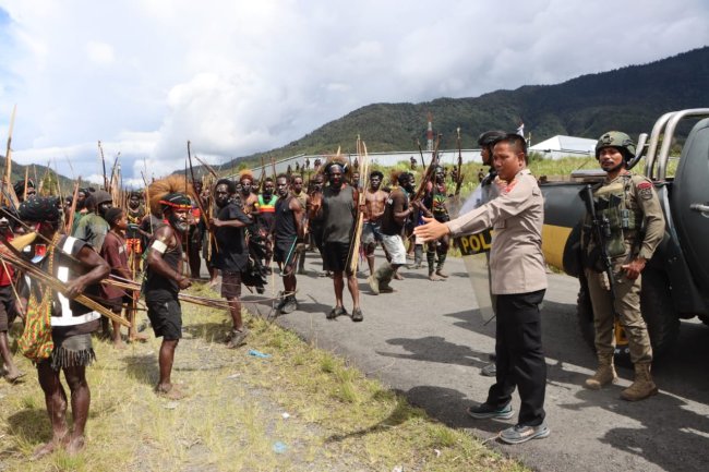 Lima Orang Tewas dan Ratusan Terluka Dalam Bentrok di Puncak Jaya