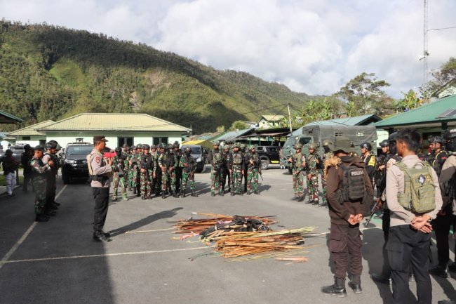 Cegah Bentrok Susulan, TNI-Polri Sita Ratusan Alat Perang di Puncak Jaya