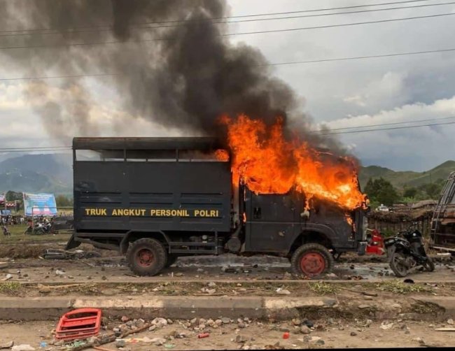 Syukuran Bupati dan Wakil Bupati Jayawijaya Berujung Ricuh, Tujuh Kendaraan Dibakar Massa