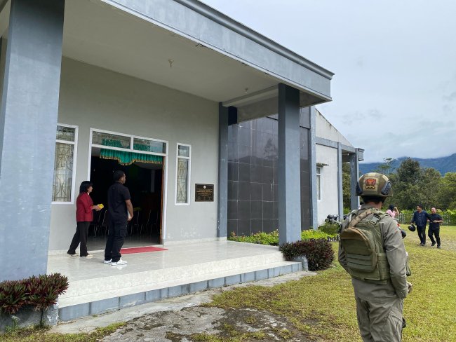 Warga Oksibil Sambut Baik Kehadiran Satgas Damai Cartenz dalam Ibadah