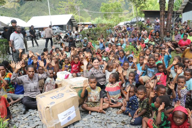 Operasi Damai Cartenz-2025 Gelar Bakti Sosial Humanis di Tengah Pengungsian Warga Puncak Jaya Operasi Damai Cartenz-2025 Gelar Bakti Sosial Humanis di Tengah Pengungsian Warga Puncak Jaya
