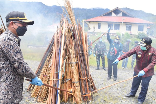 Pemusnahan Ribuan Alat Sajam, Pj Bupati Puncak Jaya: Jangan ada lagi pertikaian Pemusnahan Ribuan Alat Sajam, Pj Bupati Puncak Jaya: Jangan ada lagi pertikaian