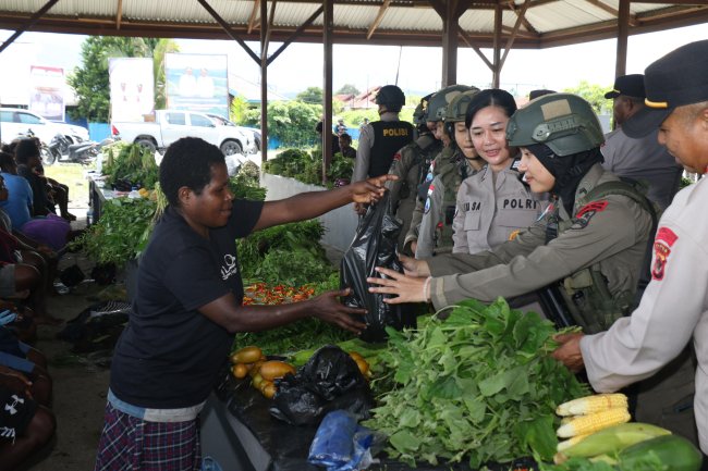 Momen Tim Asistensi Ops Damai Cartenz 2025 Beli Hasil Bumi Mama-mama Papua di Pasar Bandara Kenyam, Nduga Momen Tim Asistensi Ops Damai Cartenz 2025 Beli Hasil Bumi Mama-mama Papua di Pasar Bandara Kenyam, Nduga