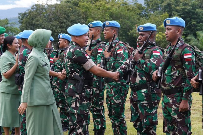 Pangdam Cenderawasih Pimpin Upacara Pre Deployment Training Satgas Kizi TNI Konga 2025 Pangdam Cenderawasih Pimpin Upacara Pre Deployment Training Satgas Kizi TNI Konga 2025