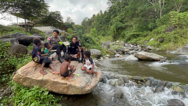 Tawa Anak-anak di Tepi Kali Bambar Jadi Hadiah Untuk Satgas Humas Damai Cartenz-2025 Tawa Anak-anak di Tepi Kali Bambar Jadi Hadiah Untuk Satgas Humas Damai Cartenz-2025