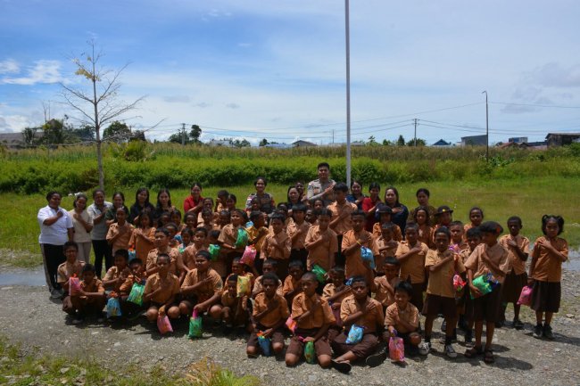 Doa Dari Anak-anak SD Torsina Atas Kebaikan Satgas Humas Ops Damai Cartenz Doa Dari Anak-anak SD Torsina Atas Kebaikan Satgas Humas Ops Damai Cartenz