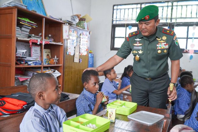 Danrem 172/PWY Tinjau Program MBG di SD YPK Yoka Baru Kota Jayapura Danrem 172/PWY Tinjau Program MBG di SD YPK Yoka Baru Kota Jayapura