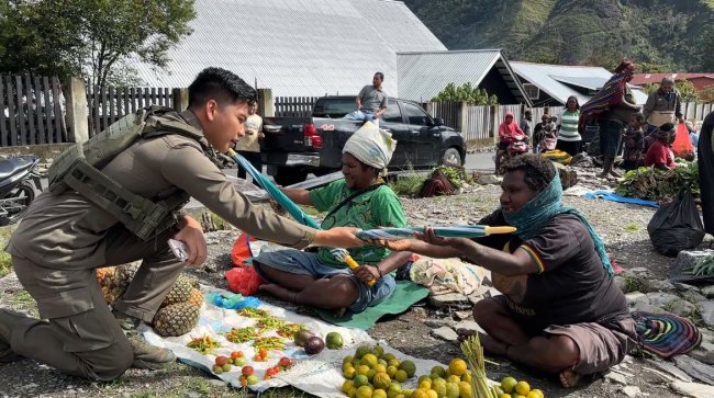 Senyum Mama-Mama Papua Saat Bripda. Rafly Personel Ops Damai Cartenz-2025 Ulurkan Payung Senyum Mama-Mama Papua Saat Bripda. Rafly Personel Ops Damai Cartenz-2025 Ulurkan Payung