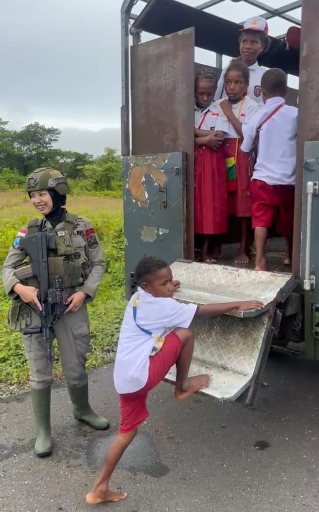 Patroli Humanis Ops Damai Cartenz-2025 di Kenyam: Semangat Kartini dalam Pengamanan dan Kepedulian Sosial Patroli Humanis Ops Damai Cartenz-2025 di Kenyam: Semangat Kartini dalam Pengamanan dan Kepedulian Sosial