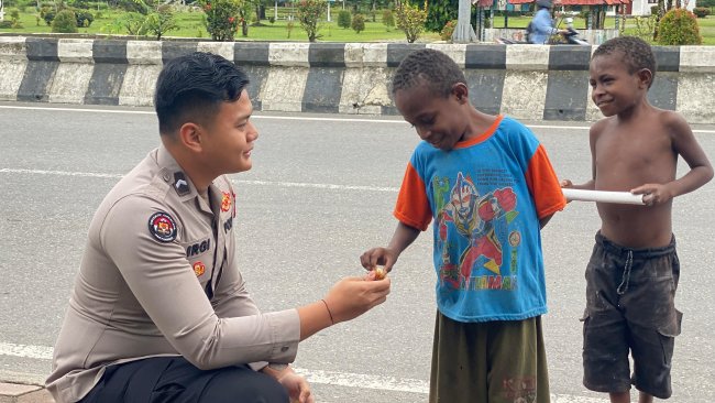 Personil Satgas Ops Damai Cartenz-2025 Sambangi Anak-anak Papua Personil Satgas Ops Damai Cartenz-2025 Sambangi Anak-anak Papua