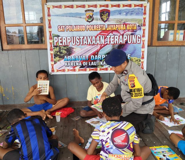 Sat Polair Polresta Jayapura Kota Hadirkan Perpustakaan Terapung di Kampung Enggros Sat Polair Polresta Jayapura Kota Hadirkan Perpustakaan Terapung di Kampung Enggros