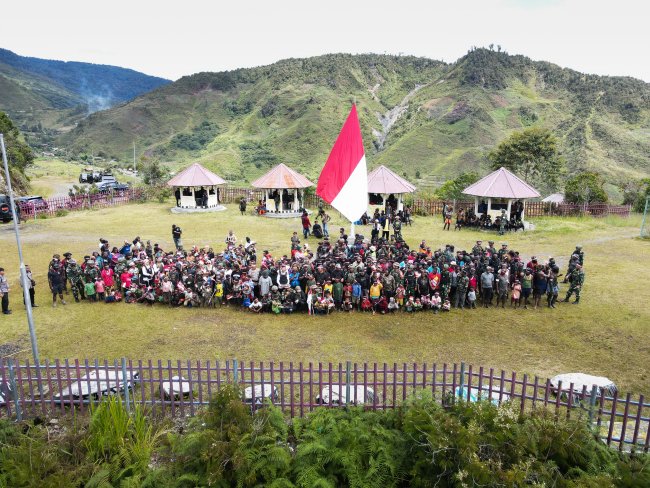 Peringatan Hari Integrasi Papua ke NKRI, Merah Putih Raksasa Berkibar di Bukit Zaitun Puncak Jaya Peringatan Hari Integrasi Papua ke NKRI, Merah Putih Raksasa Berkibar di Bukit Zaitun Puncak Jaya