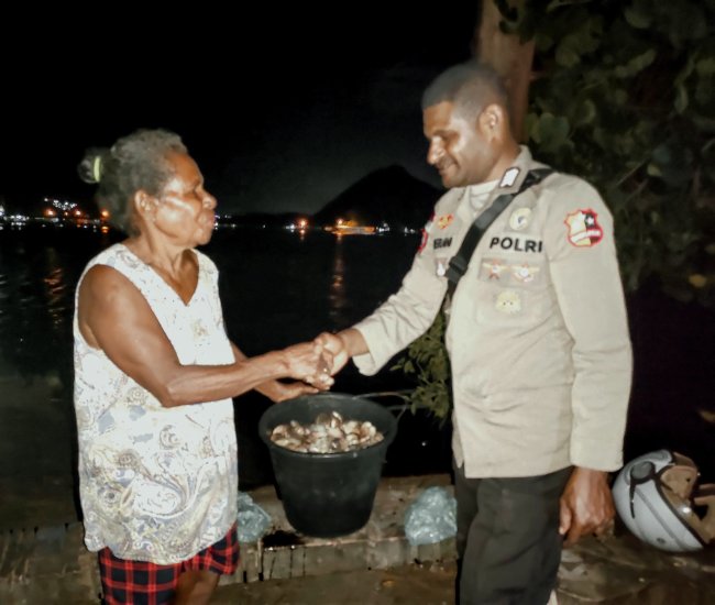 Polisi Bangun Kedekatan, Ajak Warga Enggros Jaga Kedamaian Papua Polisi Bangun Kedekatan, Ajak Warga Enggros Jaga Kedamaian Papua