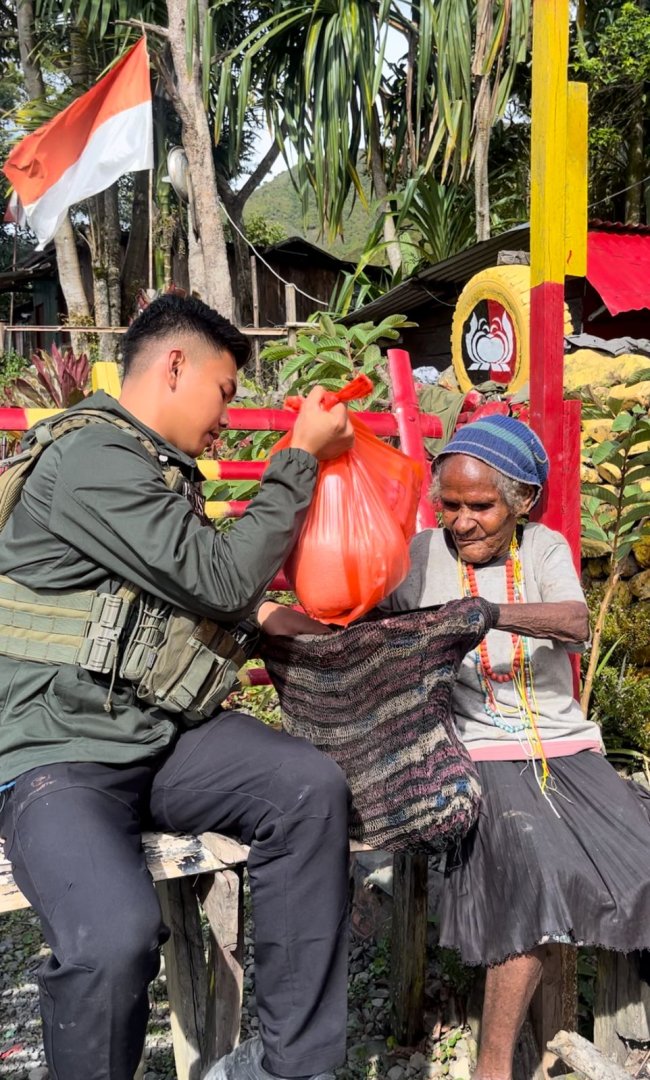 Senyum Warga Kurilil Sambut Kehadiran Satgas Damai Cartenz 2025 dengan bantuan Kemanusiaan Senyum Warga Kurilil Sambut Kehadiran Satgas Damai Cartenz 2025 dengan bantuan Kemanusiaan