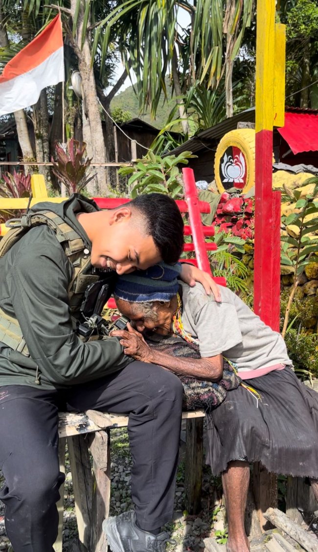 Momen Humanis Personel Satgas Humas Ops Damai Cartenz 2025 Bagikan Sembako di Kampung Kulirik Momen Humanis Personel Satgas Humas Ops Damai Cartenz 2025 Bagikan Sembako di Kampung Kulirik