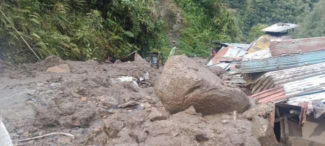 Tanah Longsor Terjang Kampung Kimbeli, Satu Luka dan Sembilan Rumah Rusak Tanah Longsor Terjang Kampung Kimbeli, Satu Luka dan Sembilan Rumah Rusak
