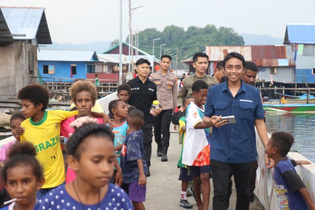 Membangun Kedekatan dan Menjaga Damai: Langkah Humanis Satgas Humas Ops Damai Cartenz-2025 di Hamadi Membangun Kedekatan dan Menjaga Damai: Langkah Humanis Satgas Humas Ops Damai Cartenz-2025 di Hamadi