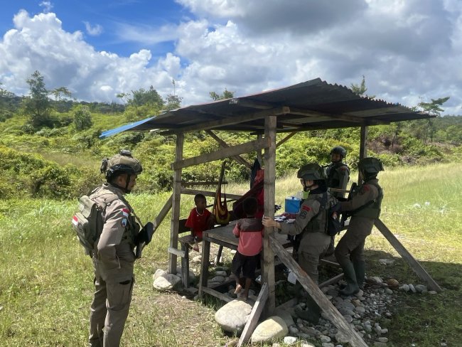 Patroli Dialogis Ops Damai Cartenz Sapa Anak-anak di Distrik Kenyam, Nduga Patroli Dialogis Ops Damai Cartenz Sapa Anak-anak di Distrik Kenyam, Nduga