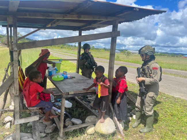 Ops Damai Cartenz-2025 Wujudkan Pengamanan Humanis di Papua Lewat Patroli Dialogis Bersama Anak-anak di Kenyam, Nduga Ops Damai Cartenz-2025 Wujudkan Pengamanan Humanis di Papua Lewat Patroli Dialogis Bersama Anak-anak di Kenyam, Nduga