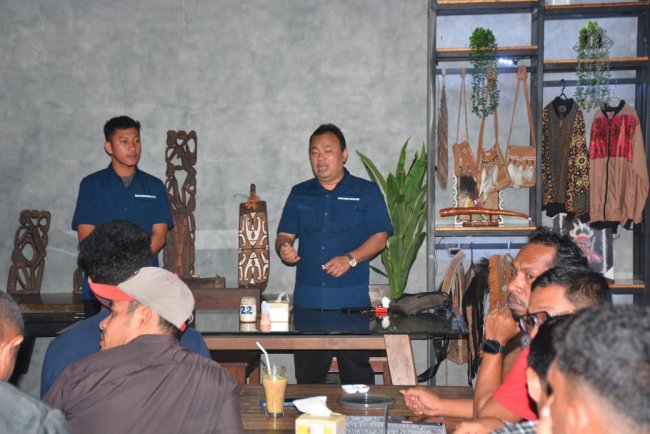 Satgas Humas Operasi Damai Cartenz Jalin Kedekatan dengan Wartawan di Mimika Satgas Humas Operasi Damai Cartenz Jalin Kedekatan dengan Wartawan di Mimika