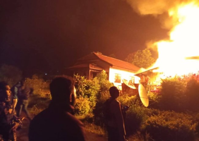 Kebakaran Beruntun di Mulia Puncak Jaya, 13 Unit Rumah Hangus Dilahap Api Kebakaran Beruntun di Mulia Puncak Jaya, 13 Unit Rumah Hangus Dilahap Api