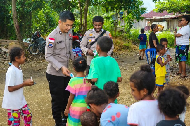 Satgas Humas Ops Damai Cartenz-2025 Gelar Kegiatan Humanis di Entrop, Jayapura Satgas Humas Ops Damai Cartenz-2025 Gelar Kegiatan Humanis di Entrop, Jayapura