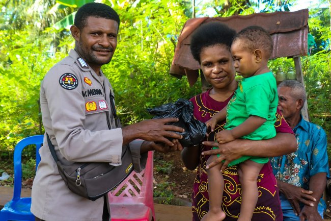 Satgas Humas Damai Cartenz Gelar Aksi Humanis, Warga Entrop Jayapura Antusias Sambut Kehadiran Polis Satgas Humas Damai Cartenz Gelar Aksi Humanis, Warga Entrop Jayapura Antusias Sambut Kehadiran Polis