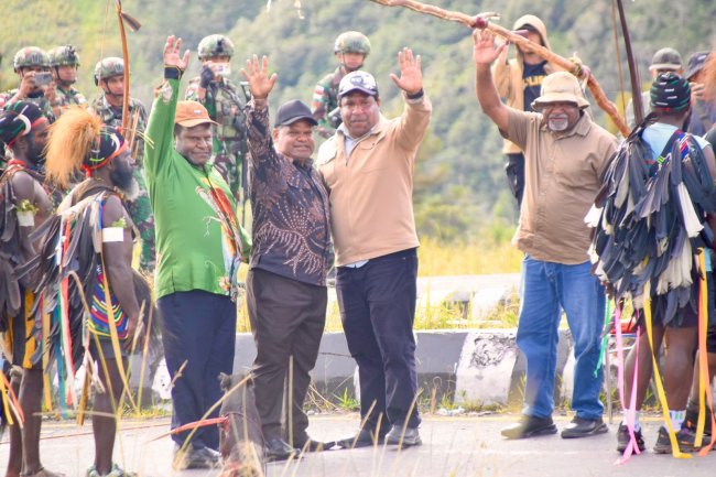 Puncak Jaya Bersatu, Adat Belah Kayu Doli Tandai Rekonsiliasi Pasca Pilkada Puncak Jaya Bersatu, Adat Belah Kayu Doli Tandai Rekonsiliasi Pasca Pilkada