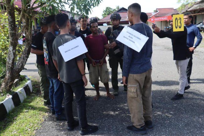 Satgas Ops Damai Cartenz-2025 dan Polres Yahukimo Gelar Reposisi & Rekonstruksi Tindak Kekerasan terhadap Warga Sipil Satgas Ops Damai Cartenz-2025 dan Polres Yahukimo Gelar Reposisi & Rekonstruksi Tindak Kekerasan terhadap Warga Sipil
