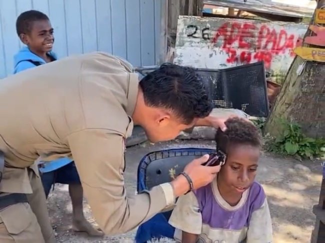 Satgas Damai Cartenz Tunjukkan Kepedulian Sosial Lewat Aksi Cukur Rambut Anak Satgas Damai Cartenz Tunjukkan Kepedulian Sosial Lewat Aksi Cukur Rambut Anak