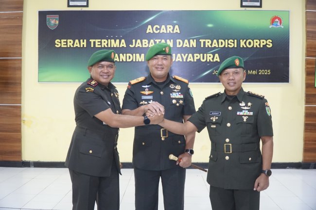 Sertijab Dandim 1701/Jayapura dari Kolonel Inf Henry Widodo kepada Letkol Inf Taufik Hidayat Sertijab Dandim 1701/Jayapura dari Kolonel Inf Henry Widodo kepada Letkol Inf Taufik Hidayat