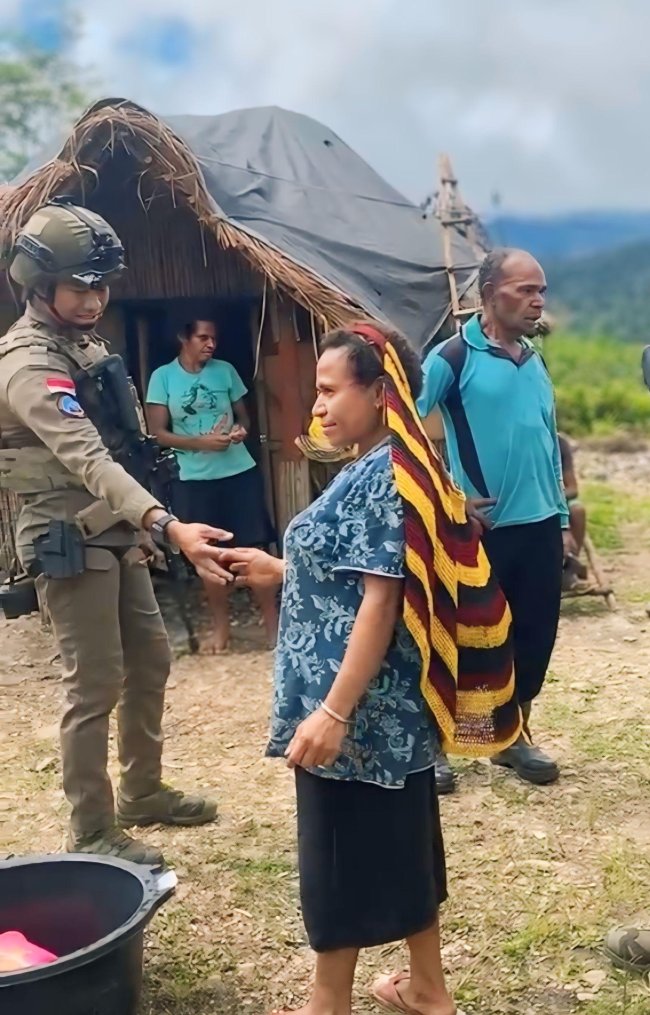Ops Damai Cartenz-2025 Pererat Hubungan dengan Masyarakat Kampung Okpol Melalui Patroli Sambang Ops Damai Cartenz-2025 Pererat Hubungan dengan Masyarakat Kampung Okpol Melalui Patroli Sambang