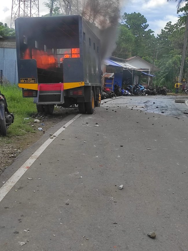 Mobil Truk Polisi Dibakar, Mahasiswa Demo Tolak Kenaikan Uang Kuliah Tunggal Mobil Truk Polisi Dibakar, Mahasiswa Demo Tolak Kenaikan Uang Kuliah Tunggal