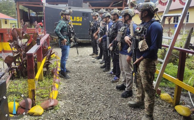Satgas Ops Damai Cartenz Berhasil Amankan Bandara Aminggaru Ilaga Saat Terjadi Kontak Senjata Satgas Ops Damai Cartenz Berhasil Amankan Bandara Aminggaru Ilaga Saat Terjadi Kontak Senjata
