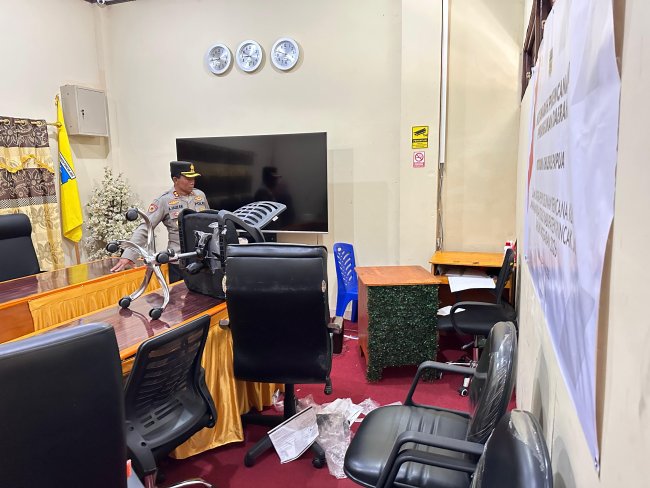 Aksi Penjarahan Kantor Pemerintahan di Puncak Jaya Masih Terus Terjadi Pasca Konflik Pilkada Aksi Penjarahan Kantor Pemerintahan di Puncak Jaya Masih Terus Terjadi Pasca Konflik Pilkada