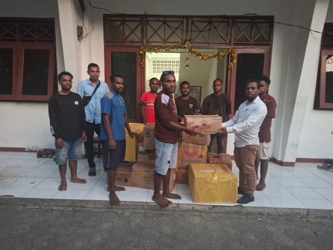 DPC Peradi Kota Jayapura Serahkan Bantuan Pakaian Layak Pakai untuk Warga Terdampak Banjir Jayawijaya DPC Peradi Kota Jayapura Serahkan Bantuan Pakaian Layak Pakai untuk Warga Terdampak Banjir Jayawijaya