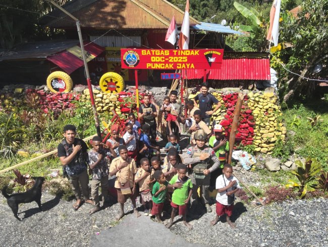 Ops Damai Cartenz-2025 Pererat Kebersamaan dan Motivasi Anak-anak di Kulirik Ops Damai Cartenz-2025 Pererat Kebersamaan dan Motivasi Anak-anak di Kulirik
