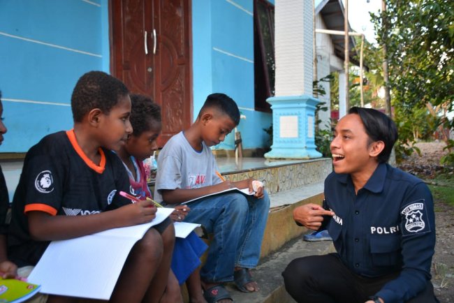 Ops Damai Cartenz-2025 Hadirkan Harapan Baru untuk Anak-anak Papua Melalui Pendidikan Ops Damai Cartenz-2025 Hadirkan Harapan Baru untuk Anak-anak Papua Melalui Pendidikan
