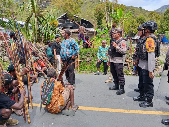 Sebulan Pasca Kesepakatan Damai Belah Doli, Dua Kelompok Warga Kembali Berperang di Puncak Jaya Sebulan Pasca Kesepakatan Damai Belah Doli, Dua Kelompok Warga Kembali Berperang di Puncak Jaya