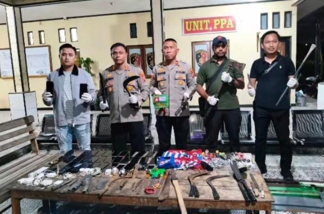 38 Unit Handphone dan Alat Tajam Disita Dari Narapidana Lapas Nabire 38 Unit Handphone dan Alat Tajam Disita Dari Narapidana Lapas Nabire