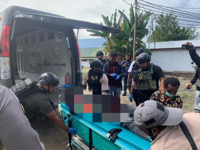 Dua Pekerja Sipil Bangunan Meninggal Dunia Ditembak KKB, Satgas Ops Damai Cartenz Sigap Lakukan Pengejaran dan Evakuasi Korban Dua Pekerja Sipil Bangunan Meninggal Dunia Ditembak KKB, Satgas Ops Damai Cartenz Sigap Lakukan Pengejaran dan Evakuasi Korban