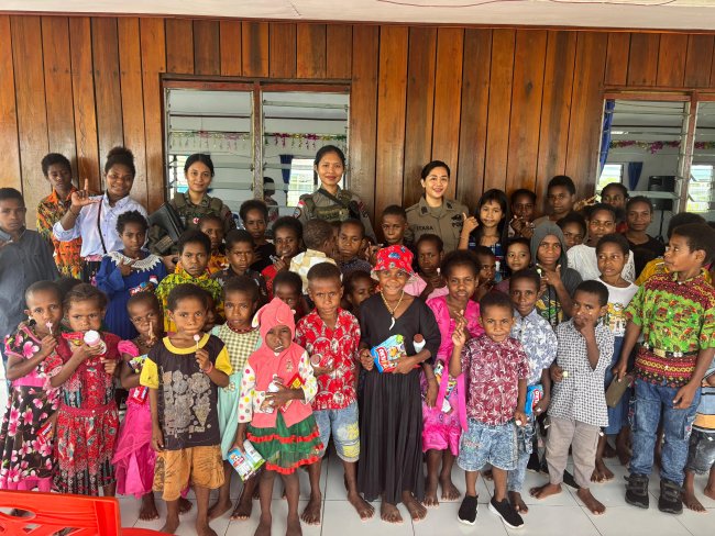 Polwan Operasi Damai Cartenz Tebar Pesan Damai Lewat Ibadah Bersama Anak-anak di Gereja GPDI Nogolait, Nduga