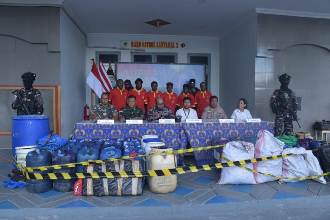 Lantamal X Jayapura Gagalkan Penyelundupan BBM dan Hasil Laut di Perairan Batas RI -PNG Lantamal X Jayapura Gagalkan Penyelundupan BBM dan Hasil Laut di Perairan Batas RI -PNG