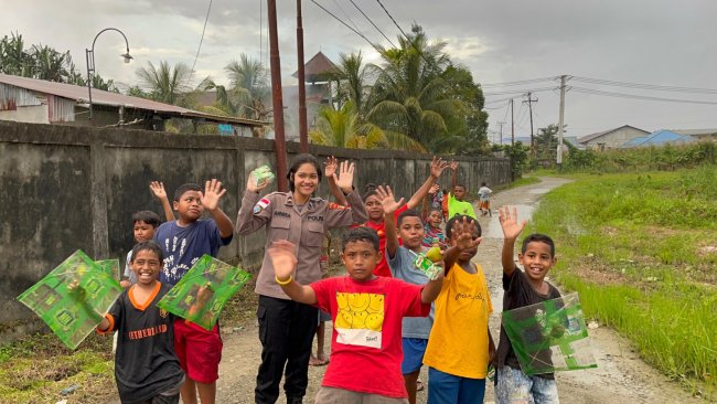 Satgas Humas Ops Damai Cartenz Posko Timika Gelar Kegiatan Humanis Bersama Anak-anak di SD Torsina Mimika Satgas Humas Ops Damai Cartenz Posko Timika Gelar Kegiatan Humanis Bersama Anak-anak di SD Torsina Mimika
