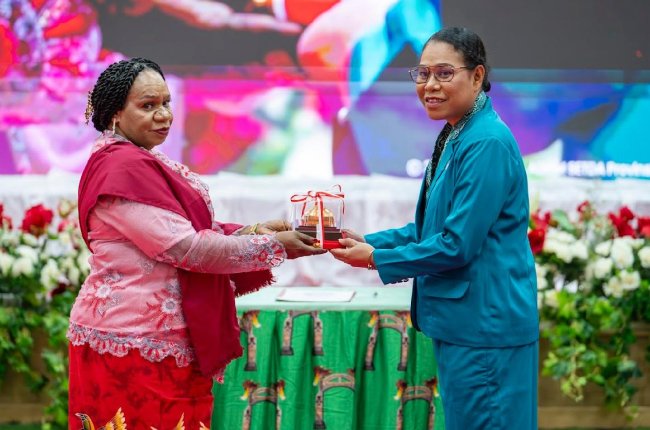 Ny.Ursula Wonda Kembali Dilantik Sebagai Ketua TP PKK Kabupaten Puncak Jaya
