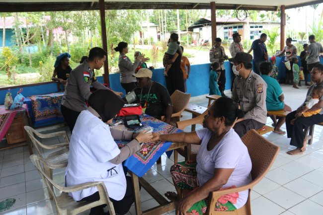 Kepedulian Polri untuk Papua: Satgas Damai Cartenz Adakan Pengobatan Gratis di Kampung Tablasupa Kepedulian Polri untuk Papua: Satgas Damai Cartenz Adakan Pengobatan Gratis di Kampung Tablasupa