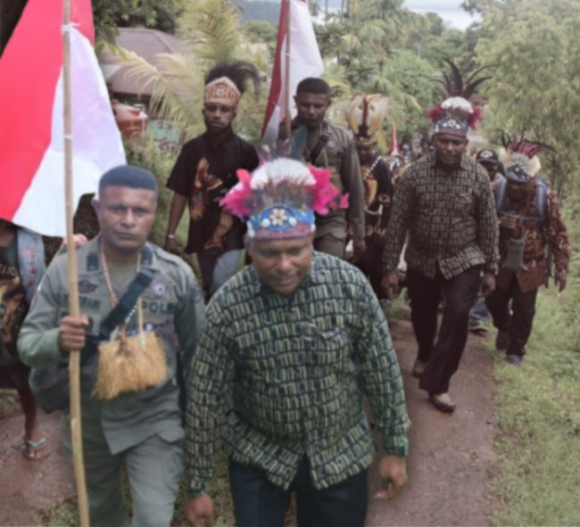 Menghapus Sekat Lewat Tradisi: Satgas Damai Cartenz Menyatu dalam Kearifan Lokal Papua Menghapus Sekat Lewat Tradisi: Satgas Damai Cartenz Menyatu dalam Kearifan Lokal Papua