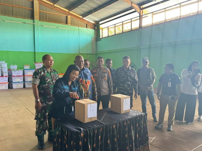 Polisi Kawal Proses Pelipatan dan Sortir Surat Suara PSU Pilgub Papua di Kota Jayapura Polisi Kawal Proses Pelipatan dan Sortir Surat Suara PSU Pilgub Papua di Kota Jayapura